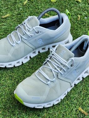 ON CLOUD 5 - Womens Sneakers - SIZE 8  (((Please See Pictures)))